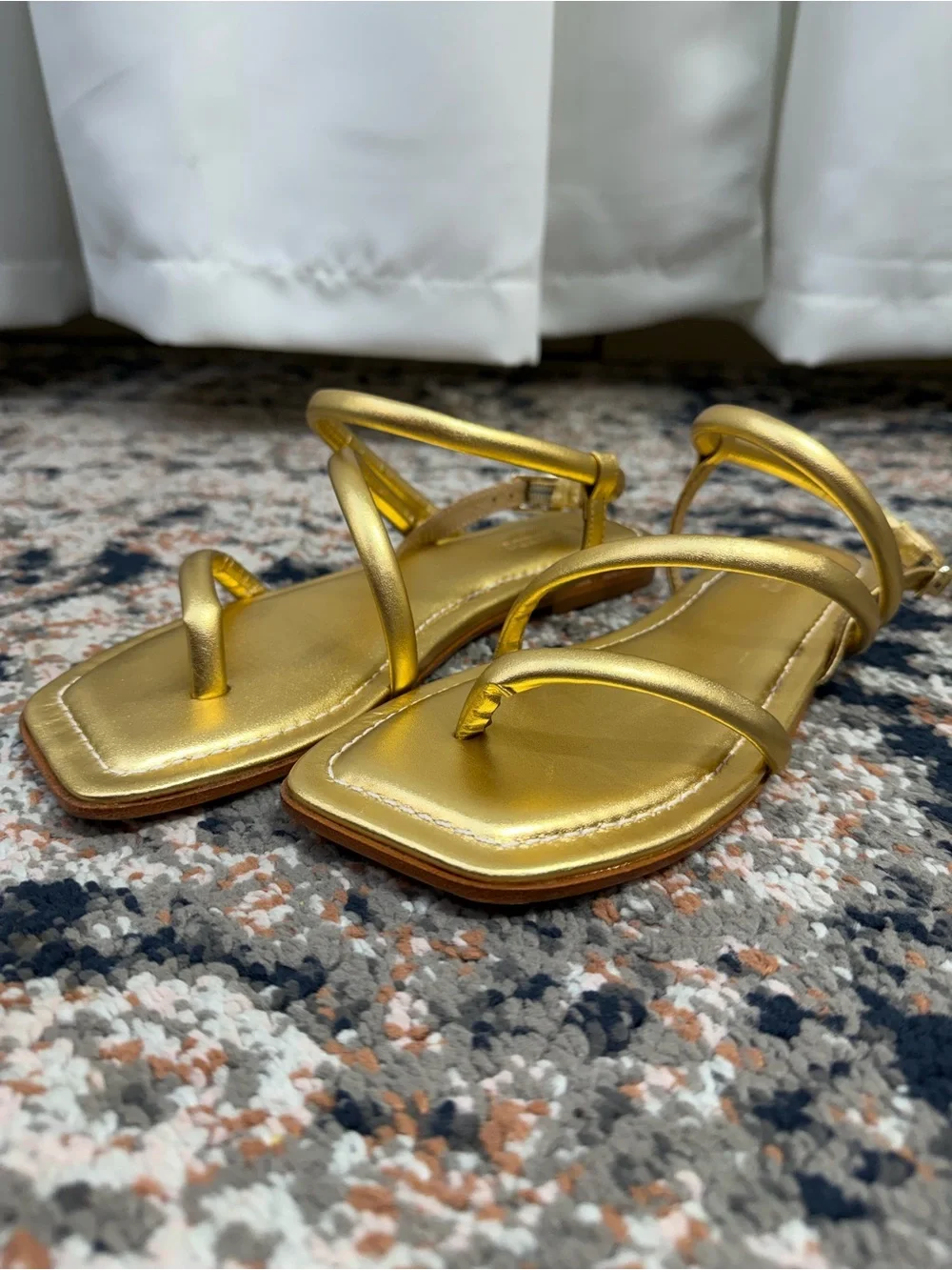 Bernardo Gold Metallic Leather Strappy Toe Loop Sandals Women’s Size 6.5